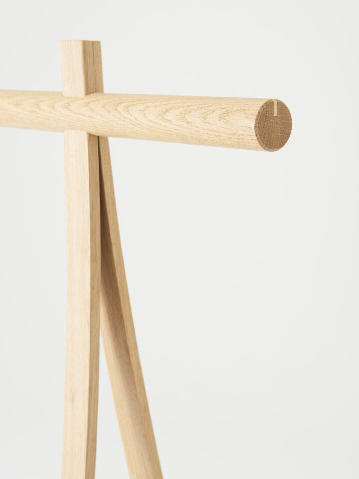 made-by-hand_coat-stand_100cm_oak_detail_base-720x960(1)